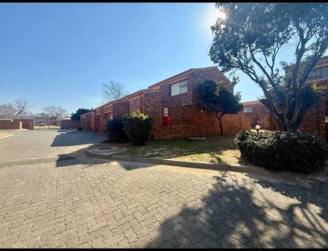 3 BEDROOM TOWNHOUSE FOR SALE IN VANDERBIJLPARK CE 3